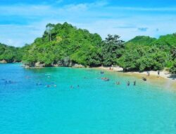 5 Potret Pantai Pink Malang yang Punya Tiga Warna Air Laut Indah