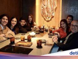 El Rumi Kompak Makan Bareng Keluarga Besar, Ini Potretnya