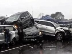 Cara Aman Berkendara Di Jalan Basah Bersama Melihat Situasi Ban