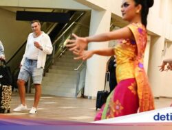 Tarian dan Kalungan Bunga Sambut Wisatawan Di Awal 2025