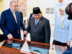 Prabowo Beri Cendera Mata Senapan Serbu Pindad dan Keris Di Erdogan