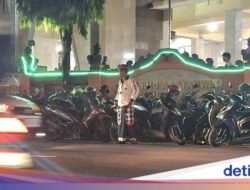 Pecalang Menjaga Salat Tarawih Ke Denpasar