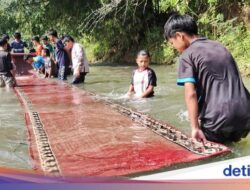 Kearifan Lokal Unik Sambut Ramadan Di KBB, Cuci Karpet Masjid Di Sungai