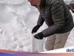 Lebih Peduli Didalam Warga Lokal, Turis Foreign Pungut Sampah Hingga Tempat Wisata