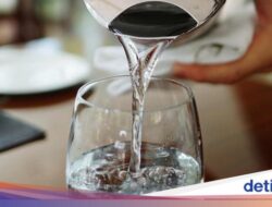 Wanita Ini Kesal Dikenai Biaya Pesanan Air Hangat Di Resto