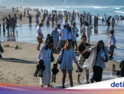 Pantai Goa Langir Ramai Dikunjungi Wisatawan Pada Libur Waisak