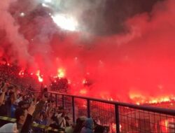 Lapangan GBLA Membara, Bobotoh Rayakan Pesta Mendominasi Persib Didalam Flare dan Kembang Api