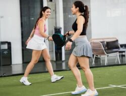 5 Potret Seru Nia Ramadhani & Wulan Guritno Main Padel, OOTD Gayaatletis Hot Mom