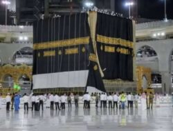 Arab Saudi Ganti Kiswah, Ini Sejarah Selimut Kiblat Di Emas Seberat 60 Kg