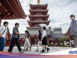Turis Nakal! Menyusup Hingga Kuil Tertua Kyoto Lalu Rusak Pagar Kayu