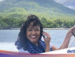 Mutiara Baswedan Menyantap Rujak Natsepa Bareng Fery Farhati