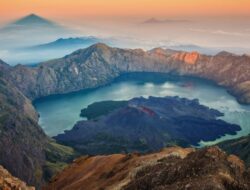 10 Gunung Terindah Ke Indonesia yang Wajib Masuk Daftar Pendakian