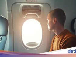 Mungkinkah Penumpang Membuka Pintu Darurat Pesawat Di Terbang?