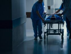 Coba Tantangan Ekstrem, Pria Ini Masuk RS usai Makan 38 Nugget-2 Kg Steak