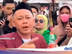 Unjuk Rasa ‘Nyak Kopsah’ Berbagi Air Mineral dan Camilan Di Unjuk Rasa Di Wakil Rakyat