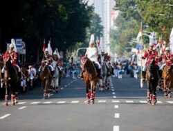 Pasukan Berkuda dan Marching Grup Musik Iringi Kirab Bendera Merah Putih Hingga Istana