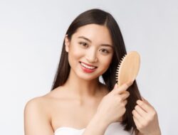 3 Tips Atasi Rambut Kering dan Rontok ala Salon Ke Tempattinggal