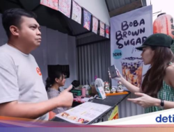 Dukung Pelaku Ekonomi Kecil,  Ayu Ting Ting Jajan Bakso dan Soto Mie Gerobakan