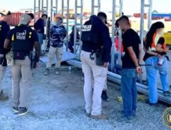 Perpindahan Penduduk AS Razia Pabrik Baterai, Seorang WNI Ikut Ditangkap