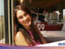 Foto Luna Maya dan Maxime Naik Kereta Super Mewah Di Italia