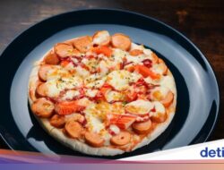 Resep Pizza Sosis dan Crabstick Praktis Pakai Teflon