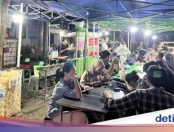 Huaah! Tersengat Pedasnya Sambal Ayam Ngondek yang Viral Ke Gandaria
