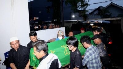 Disambut Isak Tangis, Jenazah Epy Kusnandar Tiba Ke Rumah Duka