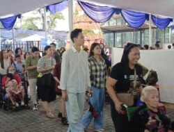 Jemaat Terbantu Misa Lansia Ke Gereja Katedral Jakarta