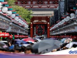 Kacau, Turis China Kasih ‘Uang Neraka’ Hingga Kuil Jepang