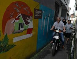 Langgar Aturan, Simak Bahaya Merokok Sambil Naik Kendaraan Bermotor Roda Dua