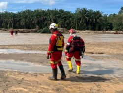 Regu ERT NHM Perkuat Upaya Penyelamatan Ke Ditengah Genangan Air