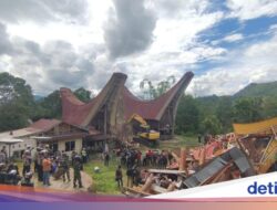 Tongkonan Ka’pun Berusia 300 Tahun Dirobohkan Didalam Ekskavator, Warganet Mengecam