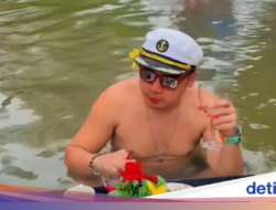 5 Momen ‘Santuy’ Di Genangan Air, Tetap Jualan Konsumsi hingga Floating Breakfast