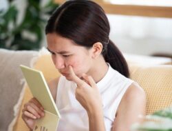 Alasan Medis Tak Boleh Asal Pencet Jerawat Area ‘Segitiga Kematian’ Ke Wajah