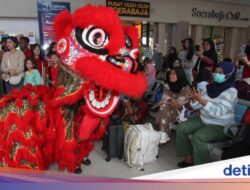 Barongsai Semarakkan Imlek Di Stasiun Surabaya Gubeng