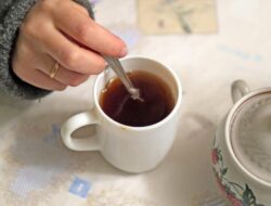 Wanita Ini ‘Kecanduan’ Minuman Minum Hampir 100 Cangkir per Hari, Begini Efeknya