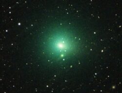 Komet Ini Secara Misterius Berbalik Arah Setelahnya Melewati Matahari