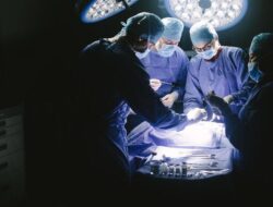 Takut Operasi, Pria Ini Biarkan Sumpit ‘Nyangkut’ Hingga Tenggorokan Di 8 Tahun