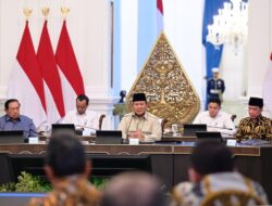 Prabowo Duduk Diapit SBY dan Jokowi Di Makan Malam Di Istana