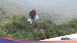Pendaki Buang Sampah Di Area Susah Dijangkau, Petugas Sampai Turun Tebing Di Rinjani