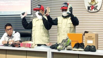 Penampakan Uang Rp335 Juta dan Kasut Mewah Hasil Pemerasan Bupati Tulungagung