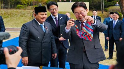 Prabowo Hadiahi Kepala Negara Korsel Baju Khusus Sebagai Bobby