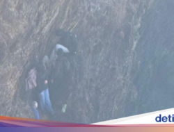 Iseng Panjat Tebing Karang, 7 Turis Malah Terjebak Gelombang Lautan