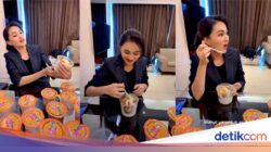 Sherly Tjoanda Review Es Campur Durian, Begini Celetukan Kocaknya