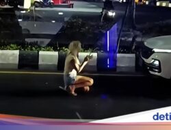 Viral Bule Hadang Kendaraan Pribadi Di Nusa Dua, Ia Berlutut Minta Tolong