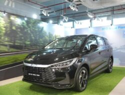 BYD M6 DM Lebih Murah Bersama Toyota Veloz Hybrid, Iritan Mana?