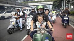 Menikmati Jalanan Jakarta Ke Akhir Pekan ala Pencinta Vespa