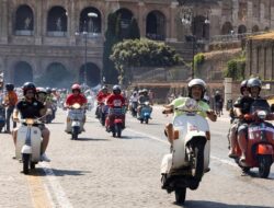 Parade Perayaan 80 Tahun Vespa Ke Italia