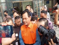 Penampakan Bupati Muara Enim Edison Pakai Rompi Oranye usai Ditetapkan Dugaan Pelaku