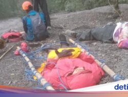 Pendaki Ilegal Terjatuh Hingga Lereng Gunung Semeru, Patah Kaki